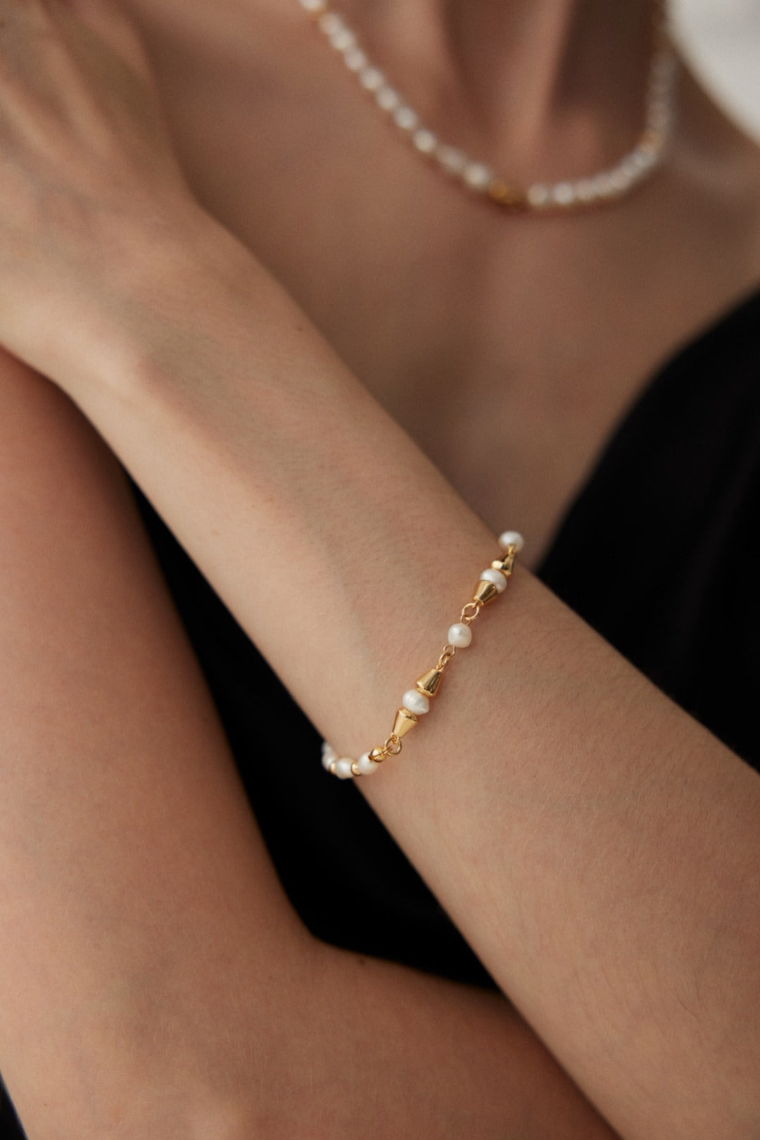 Flow Pearl Bracelet